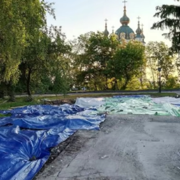 Біля Десятинної церкви демонтували незаконний "храм-МАФ"