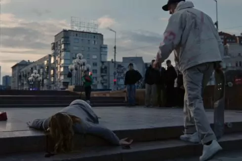 Alina Pash выпустила клип сразу на две песни. В кадре - киевские многоэтажки и цирк