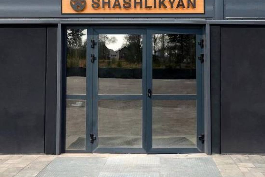 На Виноградарі відкрили заклад «Шашликян» із 30 видами шашлику