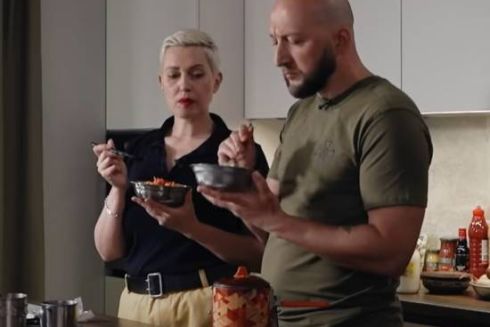 Вийшло YouTube-шоу, де військовий разом із цивільними тестує сухпайки: відео