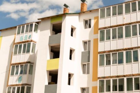 У Макарові капітально ремонтують багатоповерхівку, пошкоджену російськими обстрілами