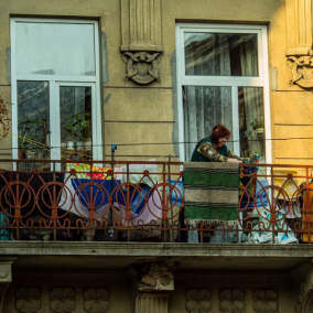 Во Львове оштрафовали жителей, которые заменили окна и застекли балконы на домах-памятниках