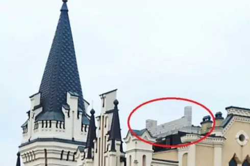На Андреевском спуске на крыше "Замка Ричарда" начали возводить надстройку