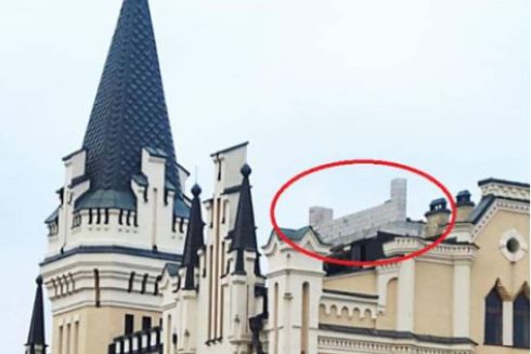 На замку Річарда незаконно почали зводити надбудову: Департамент територіального контролю КМДА вже демонтує будівельний паркан