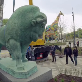 Возле входа в Киевский зоопарк установили копию скульптуры зубра