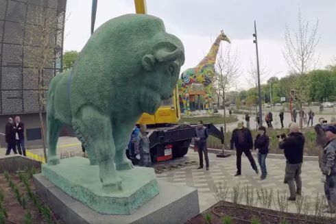 Возле входа в Киевский зоопарк установили копию скульптуры зубра