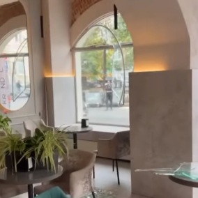 Работают без окон: кафе "Крендель" в Харькове продолжило работу после ракетной атаки