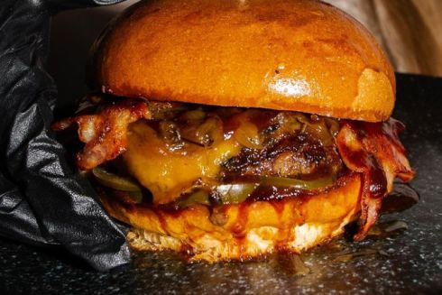 На Русанівській набережній відкрився новий заклад мережі Doggeriz