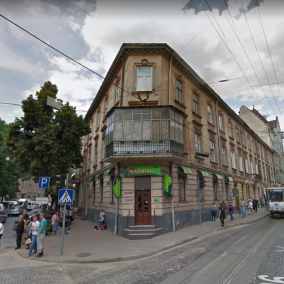 У центрі Львова мешканці власними силами демонтували засклений балкон з історичної будівлі