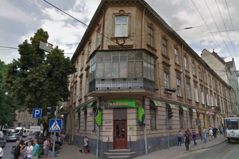 В центре Львова жители своими силами демонтировали застекленный балкон с исторического здания