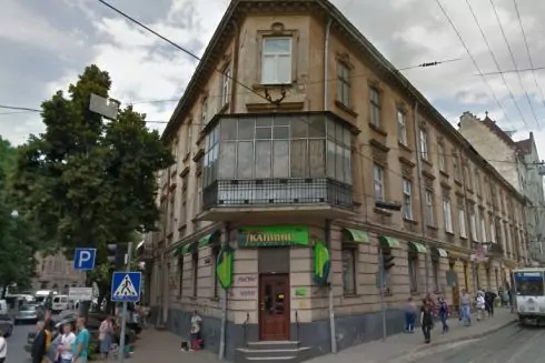 В центре Львова жители своими силами демонтировали застекленный балкон с исторического здания