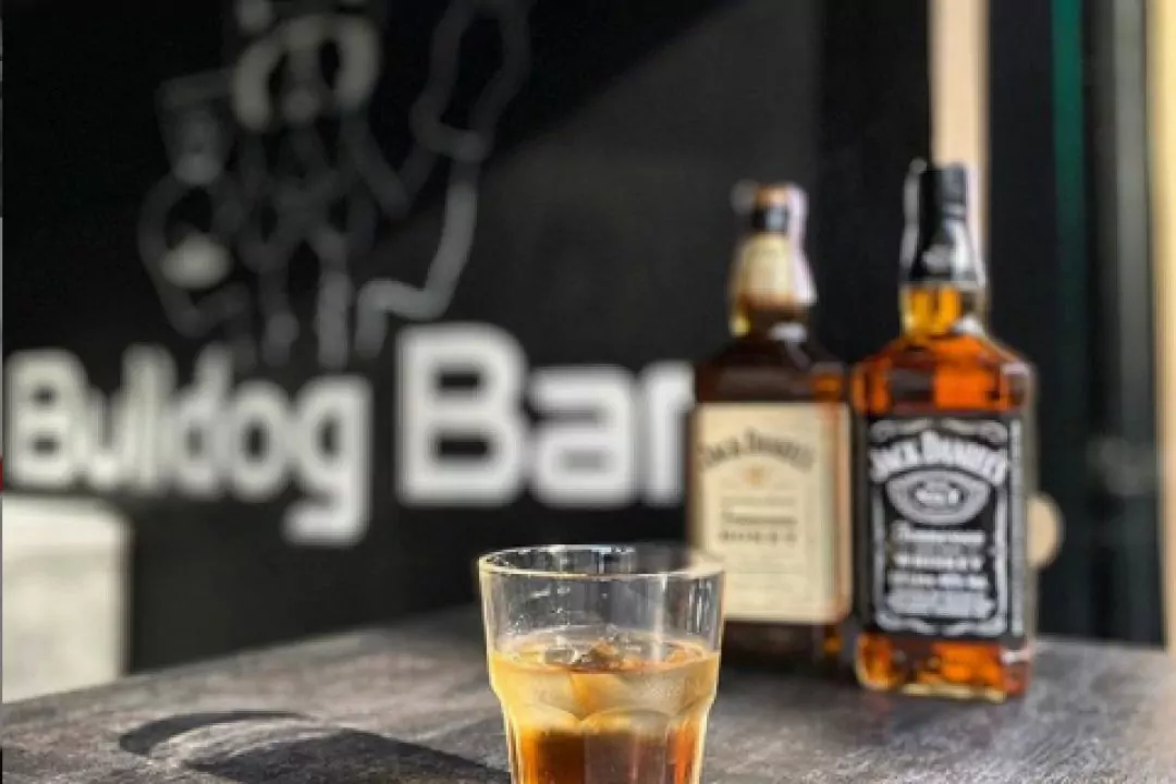 В Одессе открыли Bulldog Bar с коктейлями в честь бульдогов