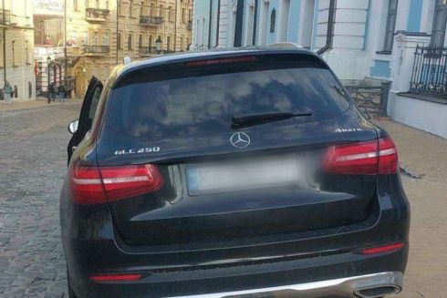 З Андріївського узвозу приберуть автівки, які паркуються на пішохідній зоні