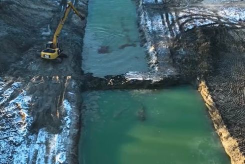 Озеро "Синє" на Виноградарі відновлюють: як проходять роботи &ndash; фото