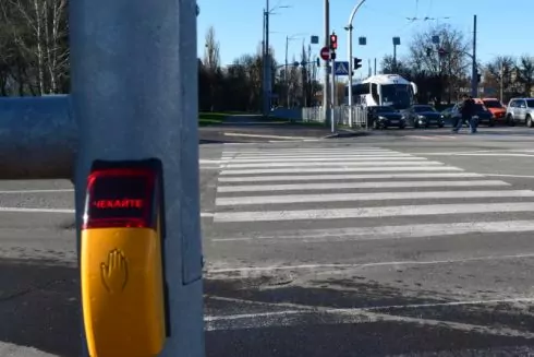У Києві на світлофорах встановлюють нові кнопки виклику зеленого світла: як вони працюють та за якими адресами