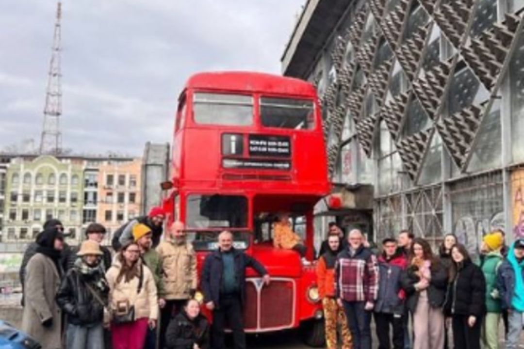 Лондонський автобус-кав’ярня почав працювати біля Житнього ринку