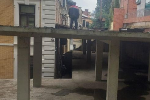 У Львові біля пам'ятки архітектури зводять самобуд, який "заліз" у паркову зону