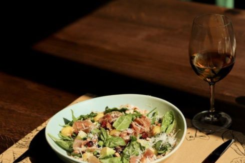 На Бессарабській площі відкрився ресторан авторської кухні: що є у меню