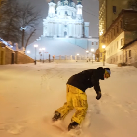 Видео дня: на Андреевском спуске катаются сноубордисты