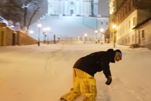 Видео дня: на Андреевском спуске катаются сноубордисты