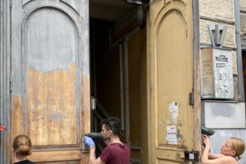 Активісти відреставрували історичні двері на Саксаганського