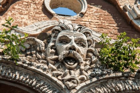 Киевляне создали коллекцию исторических скульптур на зданиях города