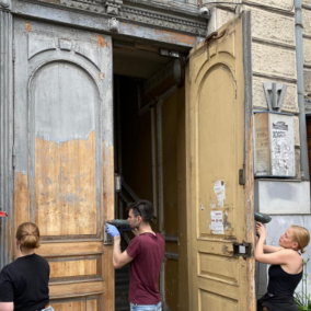 Активісти відреставрували історичні двері на Саксаганського
