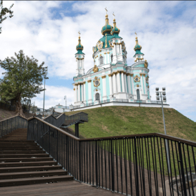 В Киеве открыли лестницу между Аллеей художников и Андреевской церковью