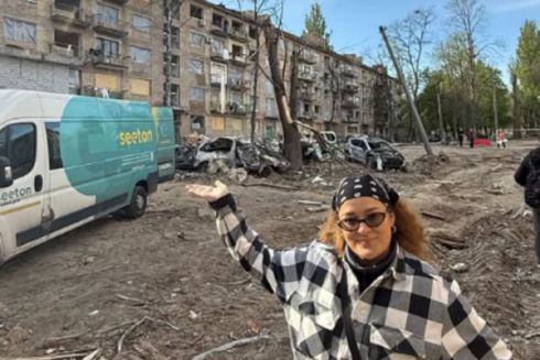 Активісти самостійно ліквідовують наслідки атаки по будинку на Святошині