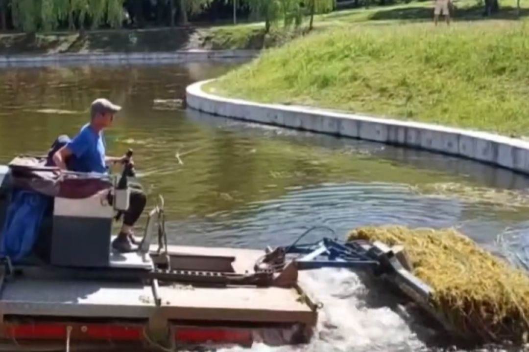 У парку "Відрадний" розчистили озеро за допомогою машини-амфібії