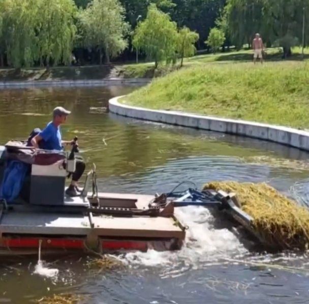 У парку "Відрадний" розчистили озеро за допомогою машини-амфібії