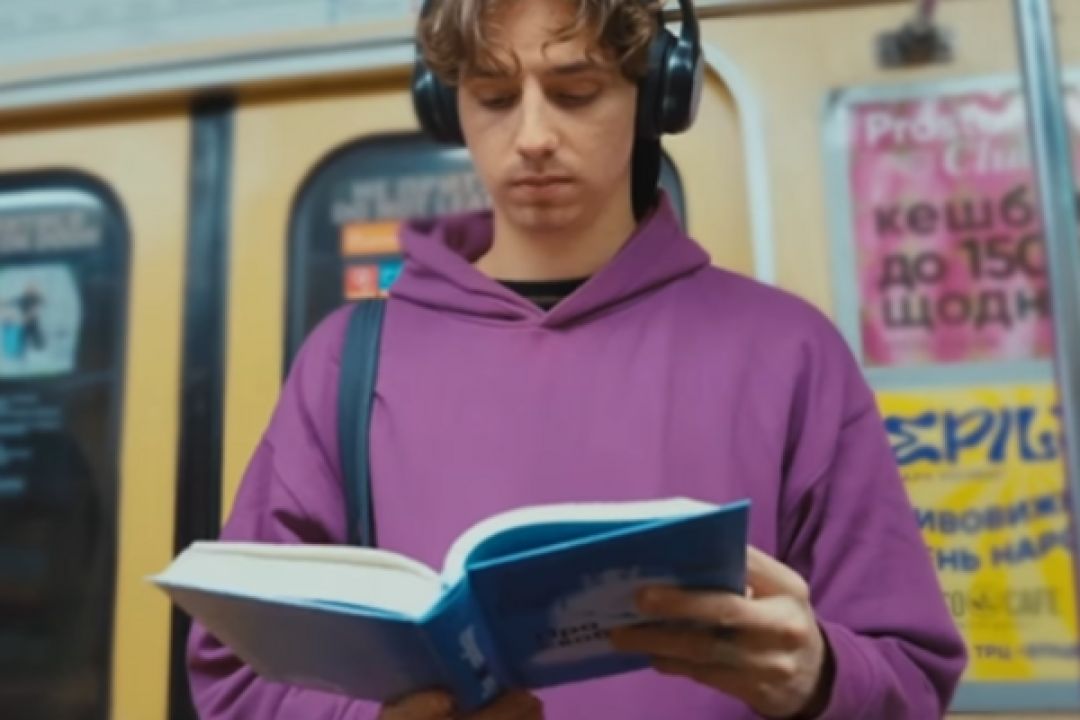 Книгарня "Сенс" запустила флешмоб "Читай у метро": як до нього долучитися