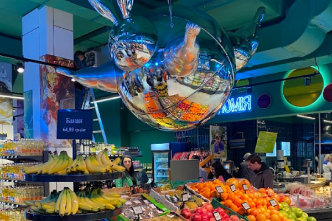 "Сільпо" відкрив у Києві магазин у концепції "світ задзеркалля" та з роботами фотохудожниці Марти Сирко