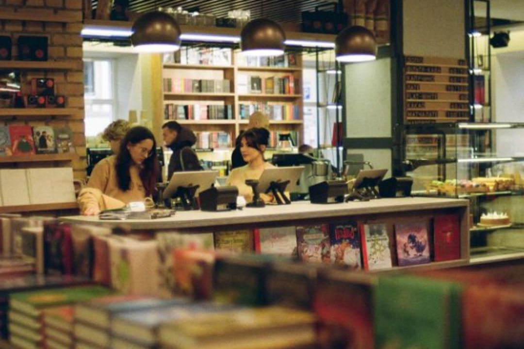 Книгарня-кав'ярня book.ua відкрила літній майданчик у внутрішньому дворику замка Барона