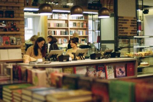 Книгарня-кав'ярня book.ua відкрила літній майданчик у внутрішньому дворику замка Барона