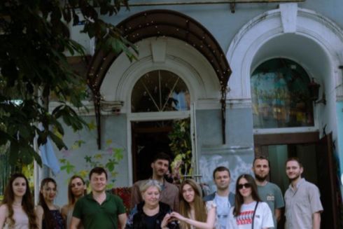 На Подоле активисты реставрировали вывеску старейшего магазина цветов Киева