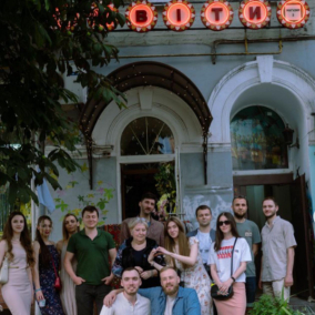 На Подолі активісти реставрували вивіску найстарішої квіткарні Києва