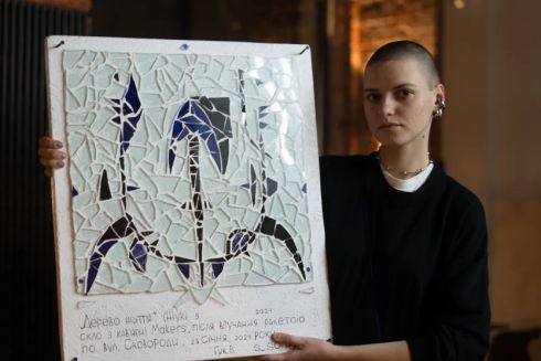 Мозаїки з розбитого обстрілами скла робить харківська художниця та розміщує їх на вулицях міста