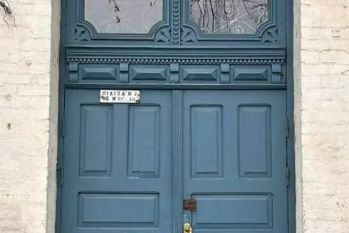 Смотрите, как в Киеве отреставрировали старую дверь