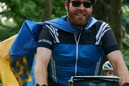 Німецький журналіст проїхав велосипедом майже 3 тисячі км, щоб зібрати гроші на підтримку України