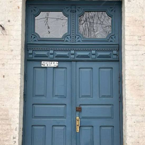 Смотрите, как в Киеве отреставрировали старую дверь