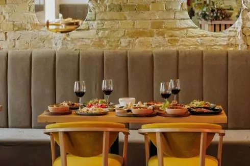 Хачапурі, харчо та чача: біля "Палацу спорту" відкрився ресторан грузинської кухні