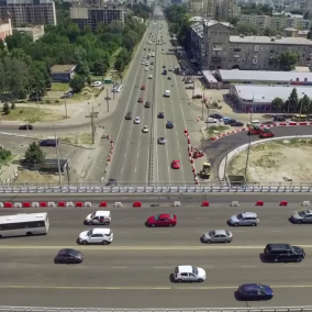 В Киеве асфальтируют дорогу на Шулявском мосту
