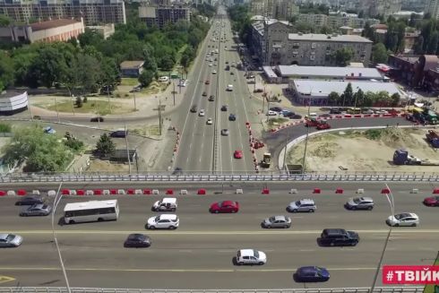 В Киеве асфальтируют дорогу на Шулявском мосту