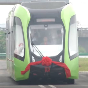 У Китаї та ОАЕ запустили інноваційні трамваї без рейок