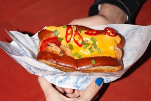 На Позняках відкрився заклад із хот-догами та бургерами Doggeriz