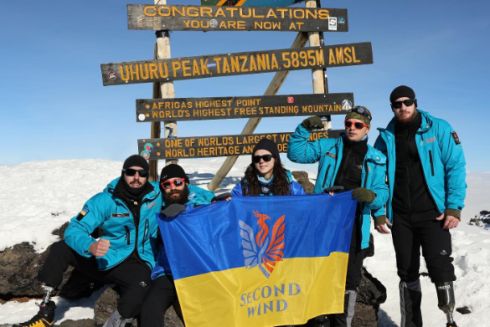 Українські військові після ампутацій підкорили Кіліманджаро заради тих, хто бореться з травмами