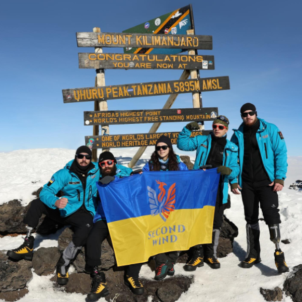 Українські військові після ампутацій підкорили Кіліманджаро заради тих, хто бореться з травмами