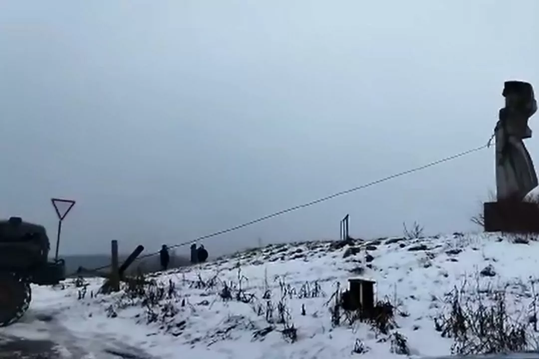 Видео: возле Львова активисты снесли памятник советскому солдату высотой 5 метров
