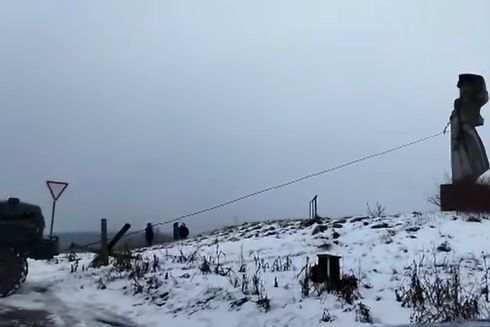 Видео: возле Львова активисты снесли памятник советскому солдату высотой 5 метров